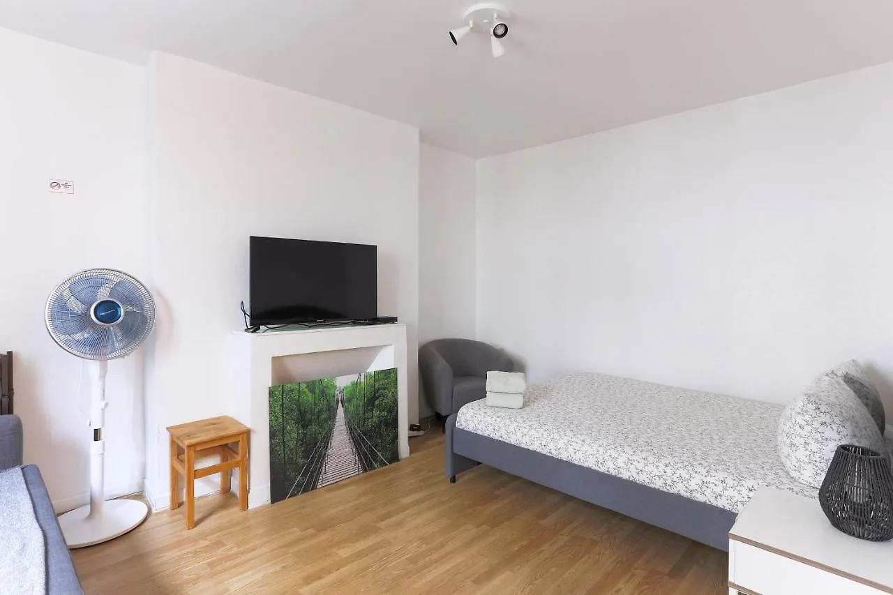 Rodier Cozy Flat Paris 0*,  França